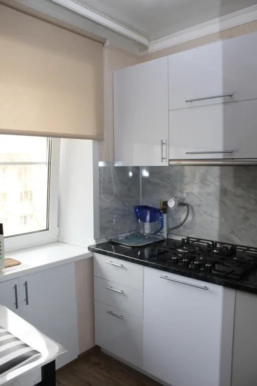 Уютная однокомнатная квартира в спокойном районе, с кроватью и диваном