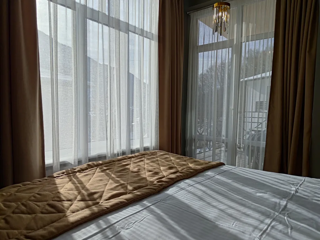 Дизайнерский апартамент с балконом в окружении леса