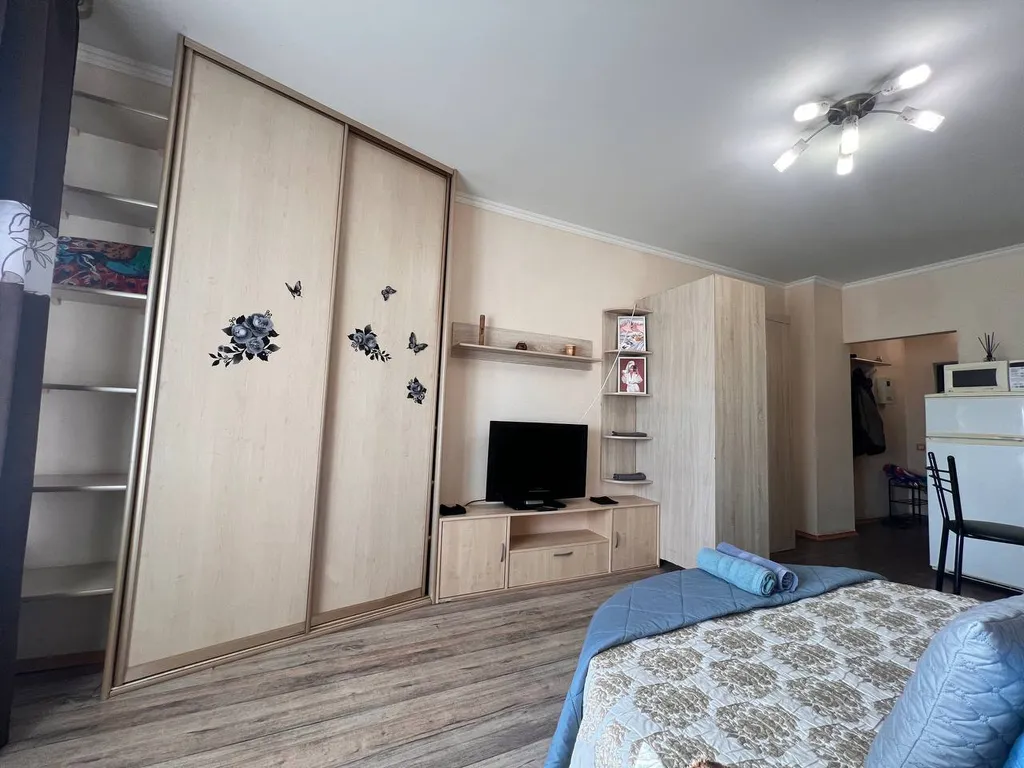 Квартира Уютная светлая студия, центр, ТЦ Вояж, парковка, кафе, аквапарк источник — Тюмень