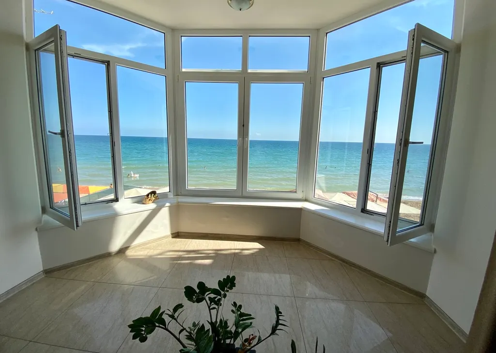 Эллинг на берегу моря