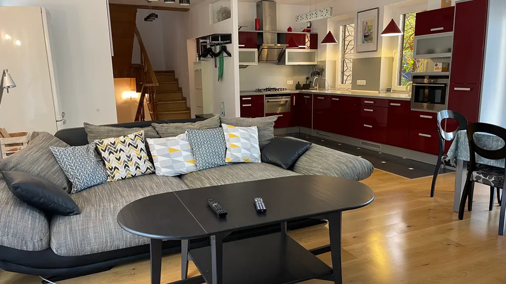 Дом и море через дорогу