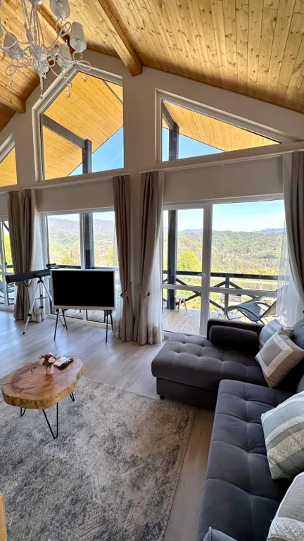 Дом в стиле шале с панорамный видом на горы