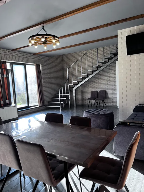 Красивый дом с видом на горы и реку