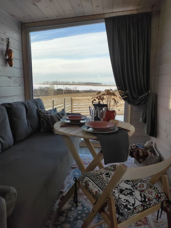 Уютный сканди домик с видом на озеро, баня, чан