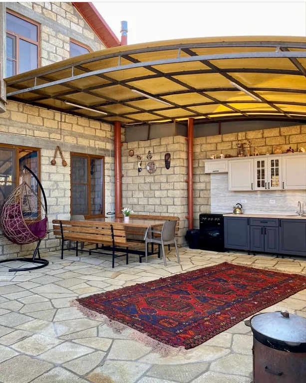 Уютный дом у моря в черте города