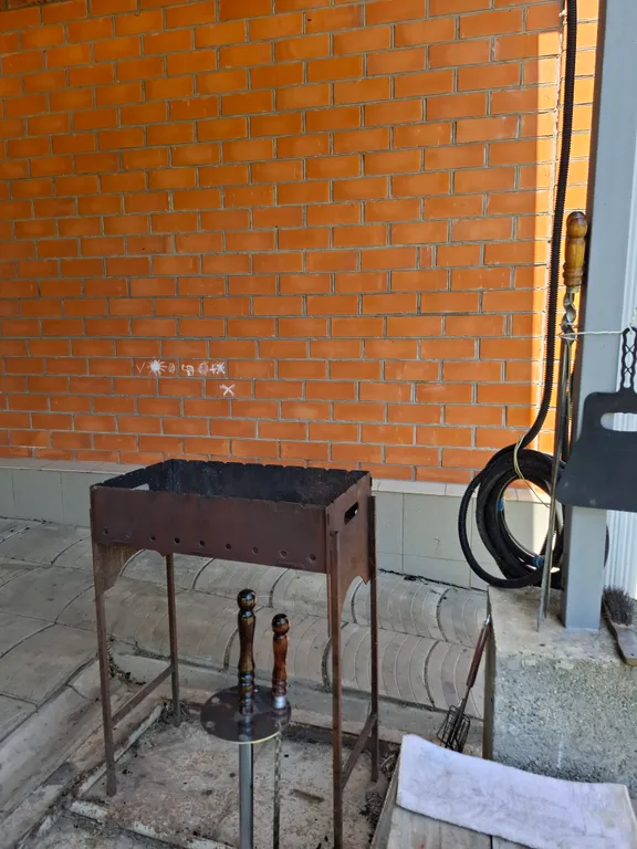 Дом с навесом возле реки