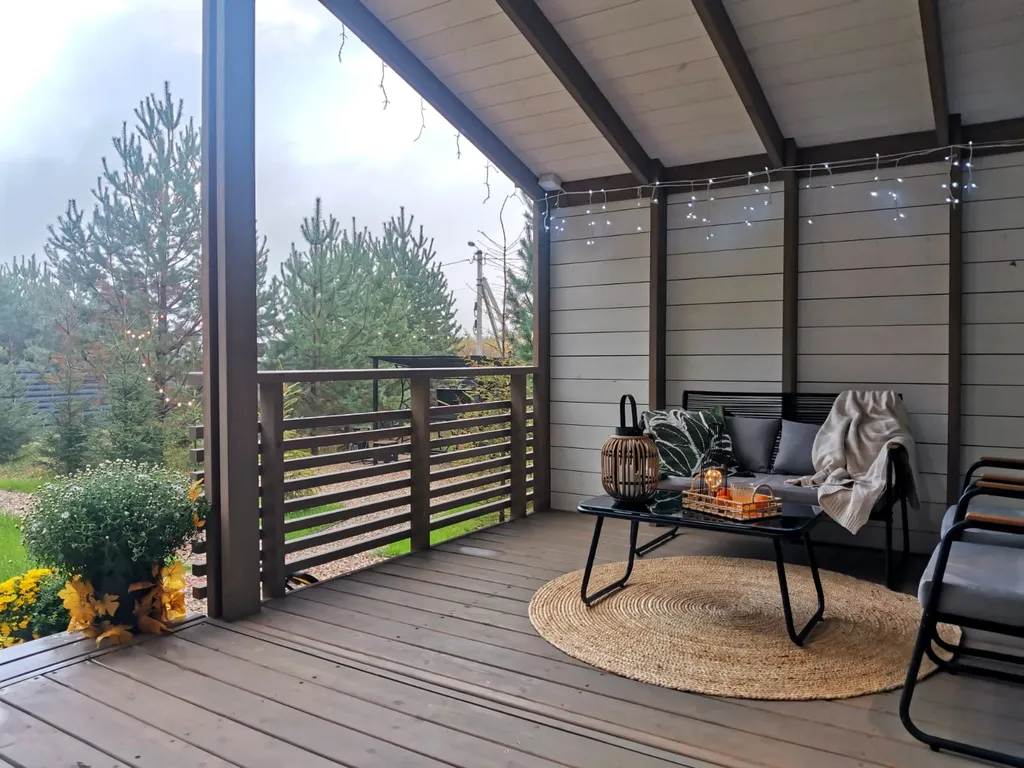 Панорамный дом в окружении леса на берегу водохранилища