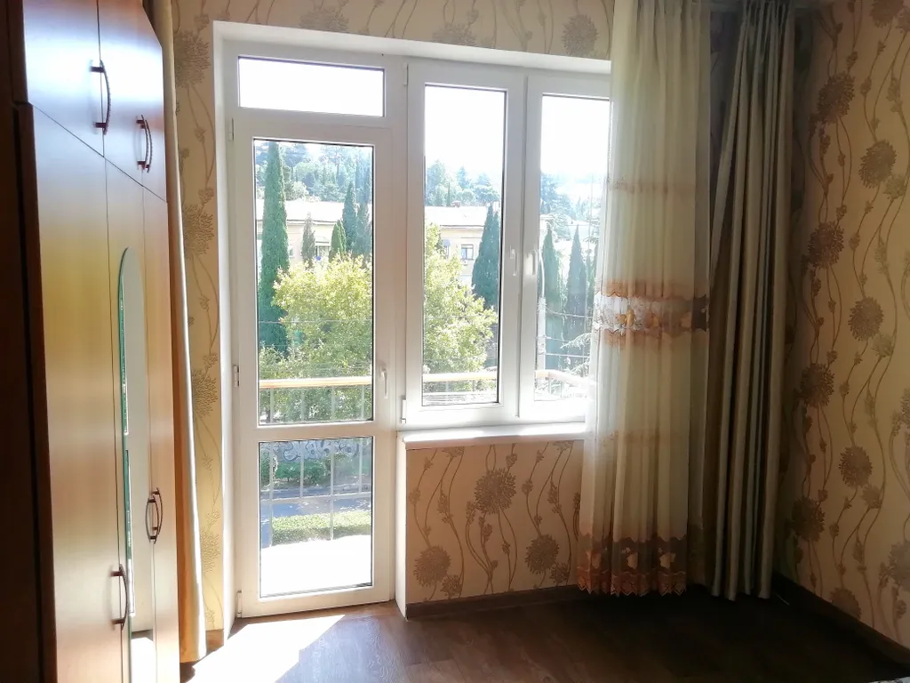 Двухкомнатная квартира с отдельными спальнями, балконом в центре