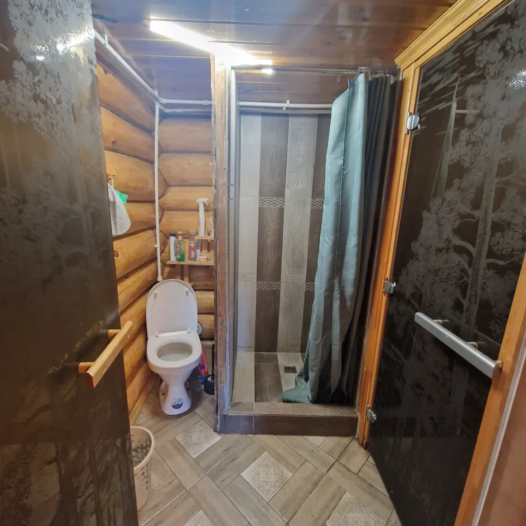 Бревенчатый новый дом с баней и банным чаном