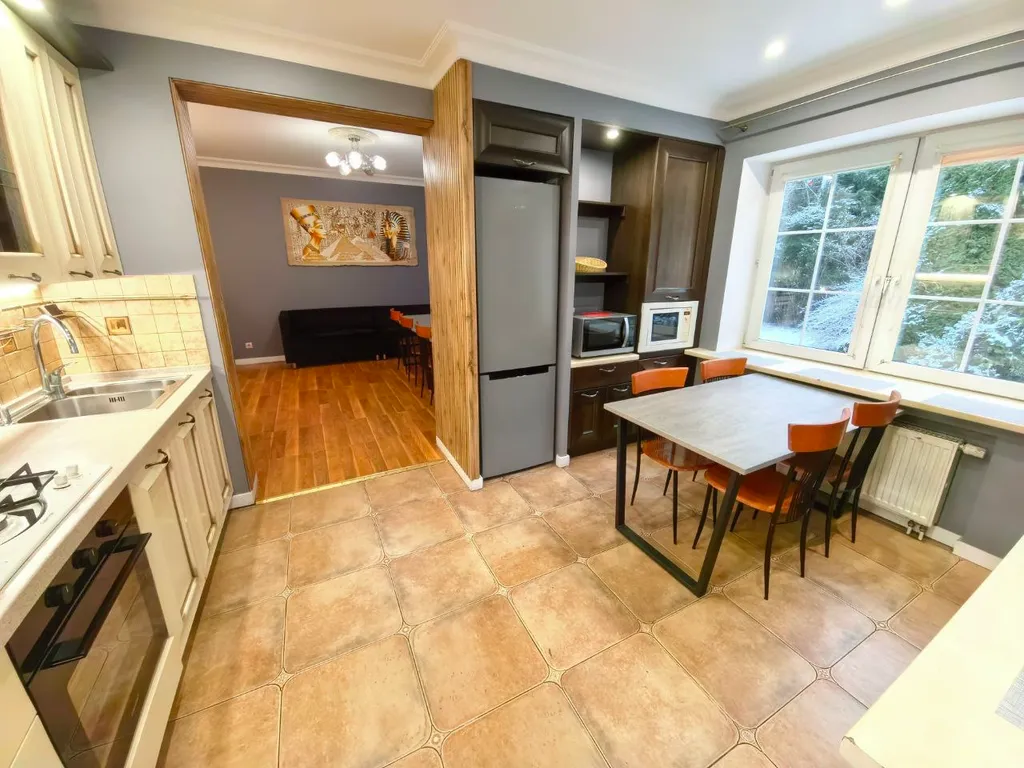 Дом с бассейном у леса