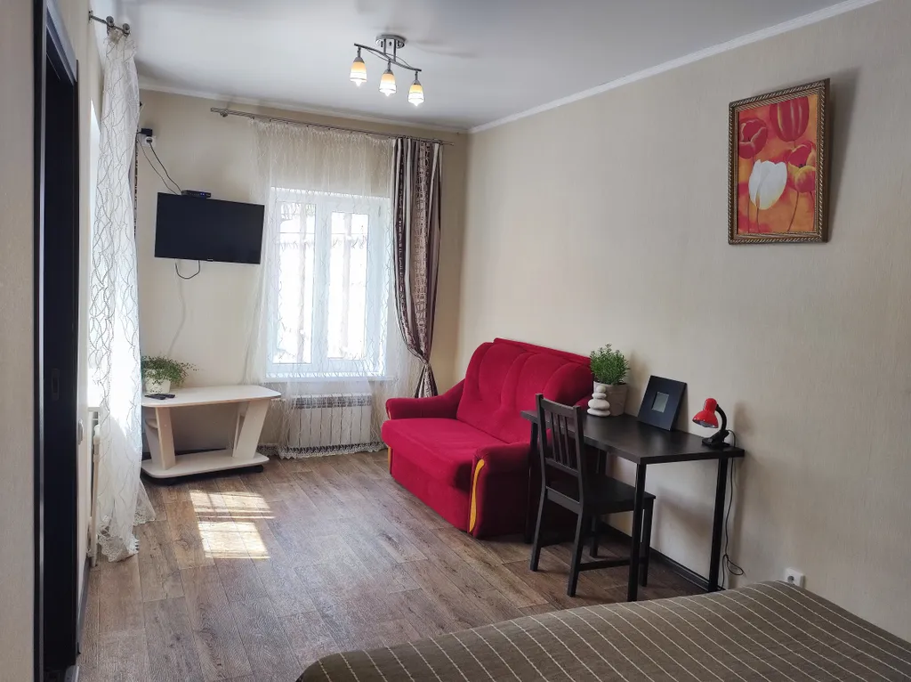 Двухкомнатный вместительный дом со двором