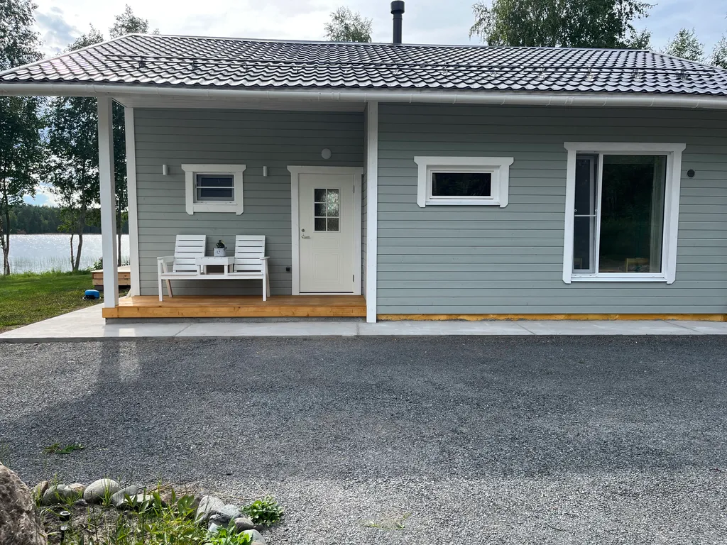 Домик в Карелии на берегу озера