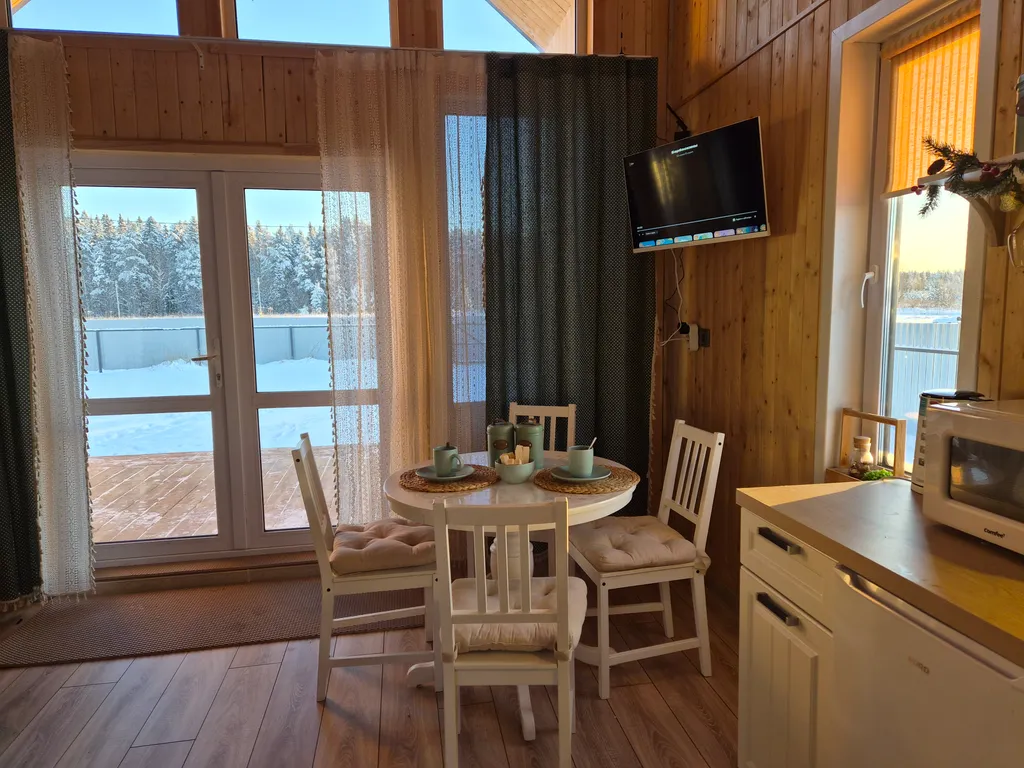 Дом на берегу леса