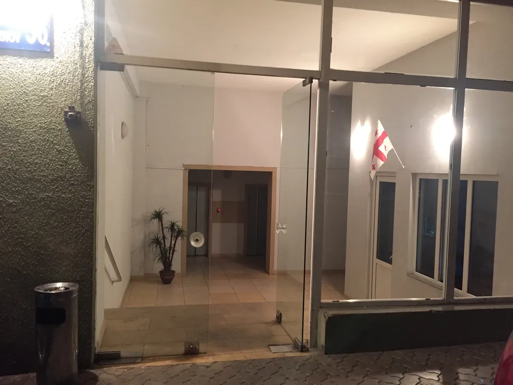 Трехкомнатная квартира с верандой в центре города