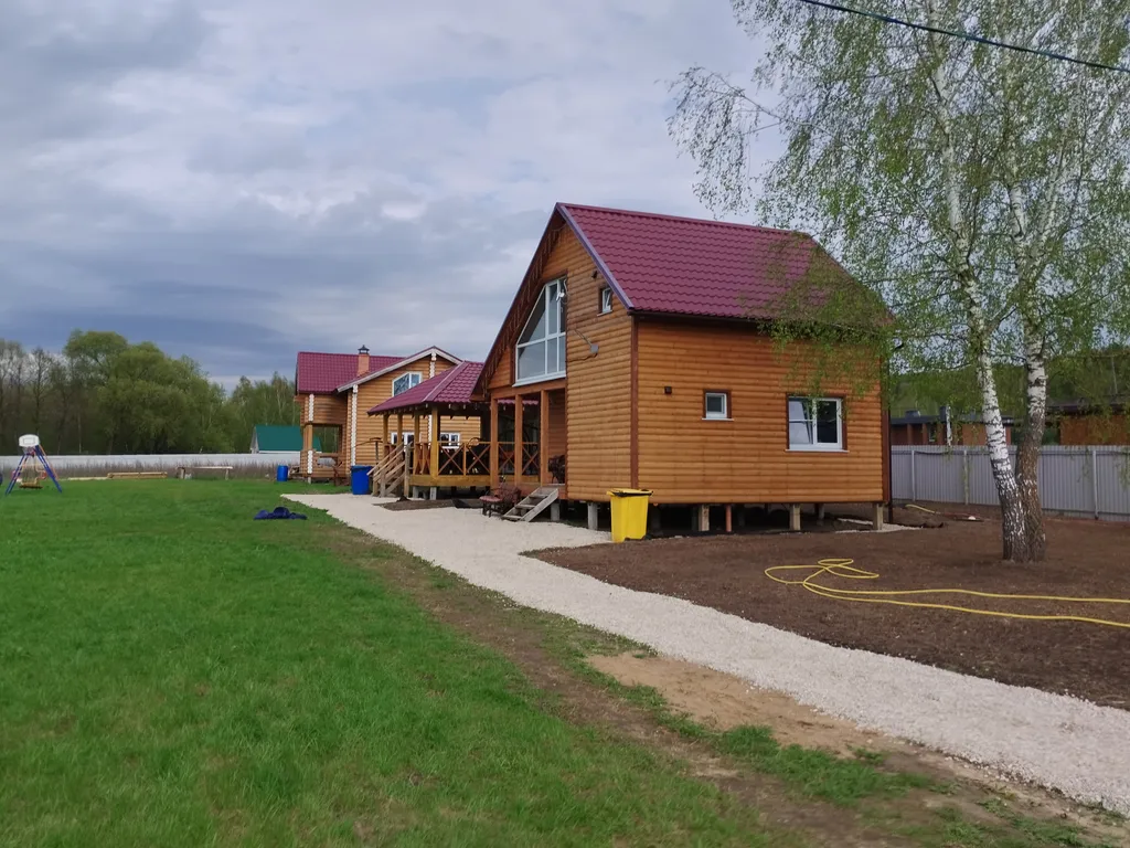 Уютный дом с беседкой на берегу озера