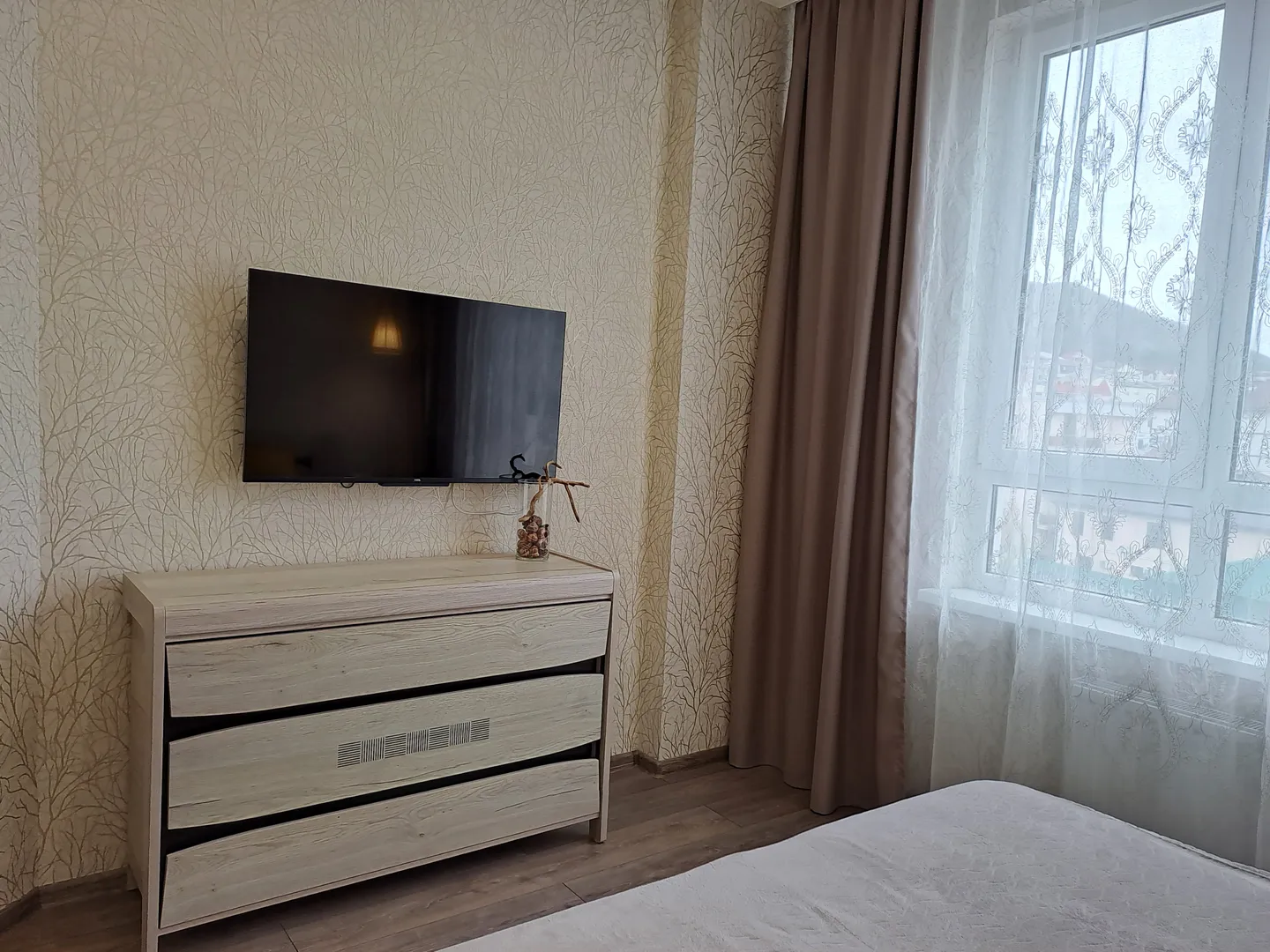 Комод и телевизор в спальне Комод и телевизор в спальне