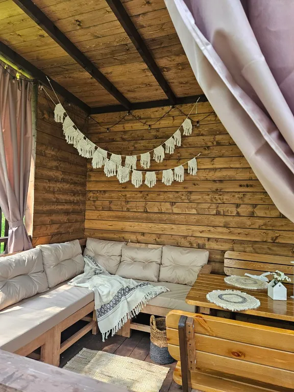 Красивые панорамные домики около леса