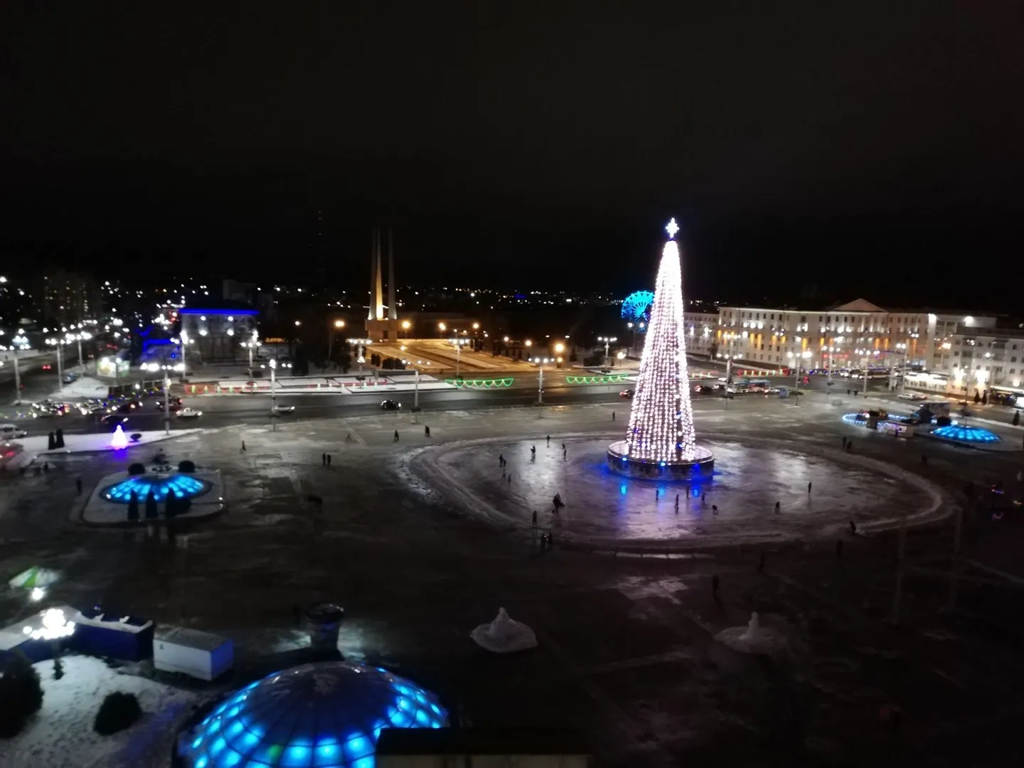 Рядом, в 1ой минуте ходьбы от дома находится Площадь Победы с главной ёлкой Витебска с катком и всеми развлечениями.