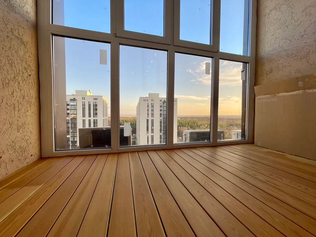 Новая квартира с кроватью возле панорамного окна, высокий этаж