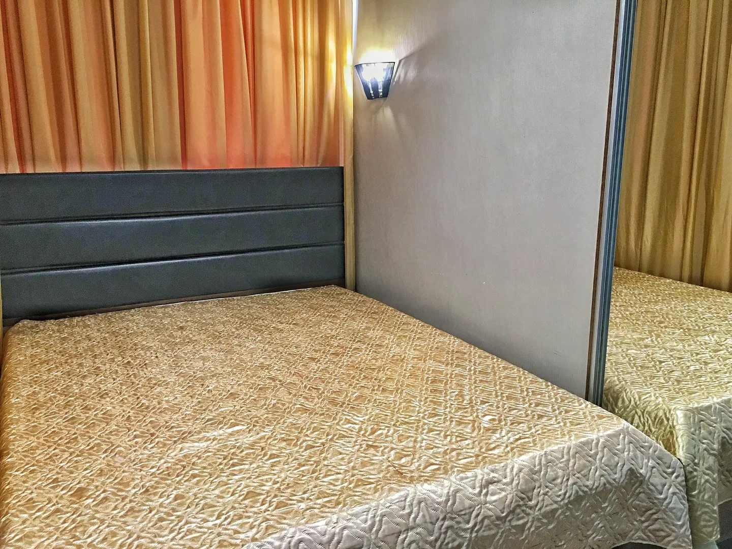 встроенный шкаф-купе, Двуспальная кровать в спальне