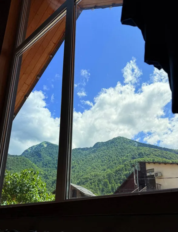 Дом Света с видом на горы в аутентичном пространстве Sunsvet