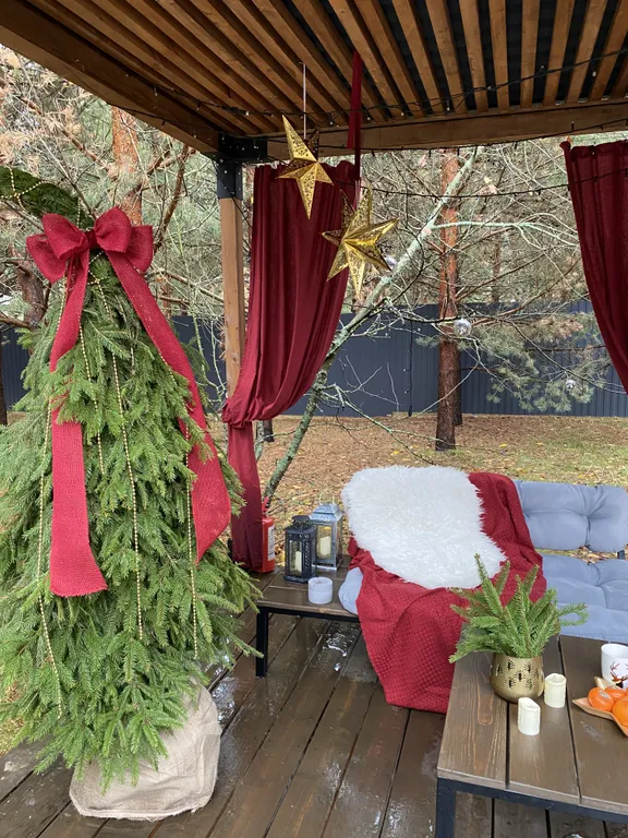 Скандинавский дом с ванной внутри и видом на лес