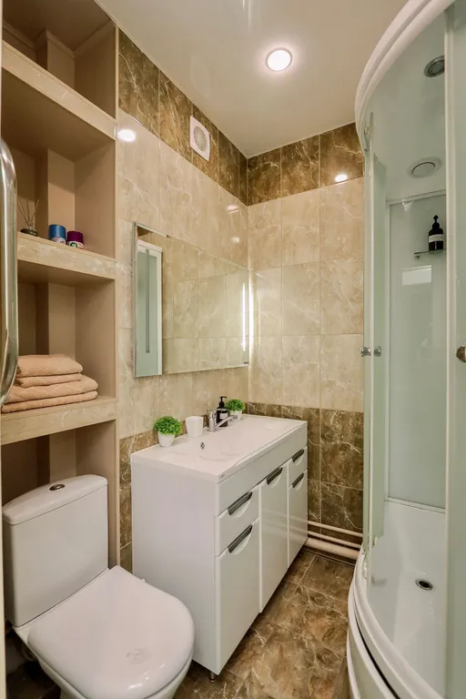 Очень прocторнaя кваpтира c бaлкoнoм