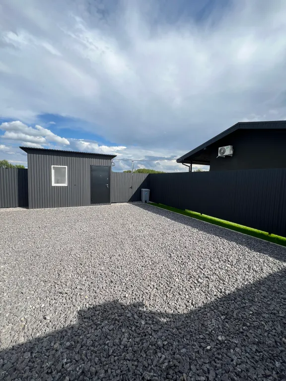 Теплый домик на берегу озера с баней и чаном