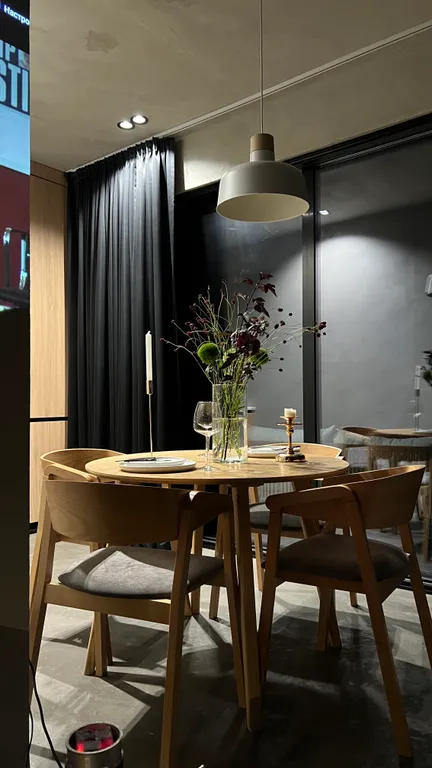 Премиальный дом с дизайнерским камином на дровах в лесу