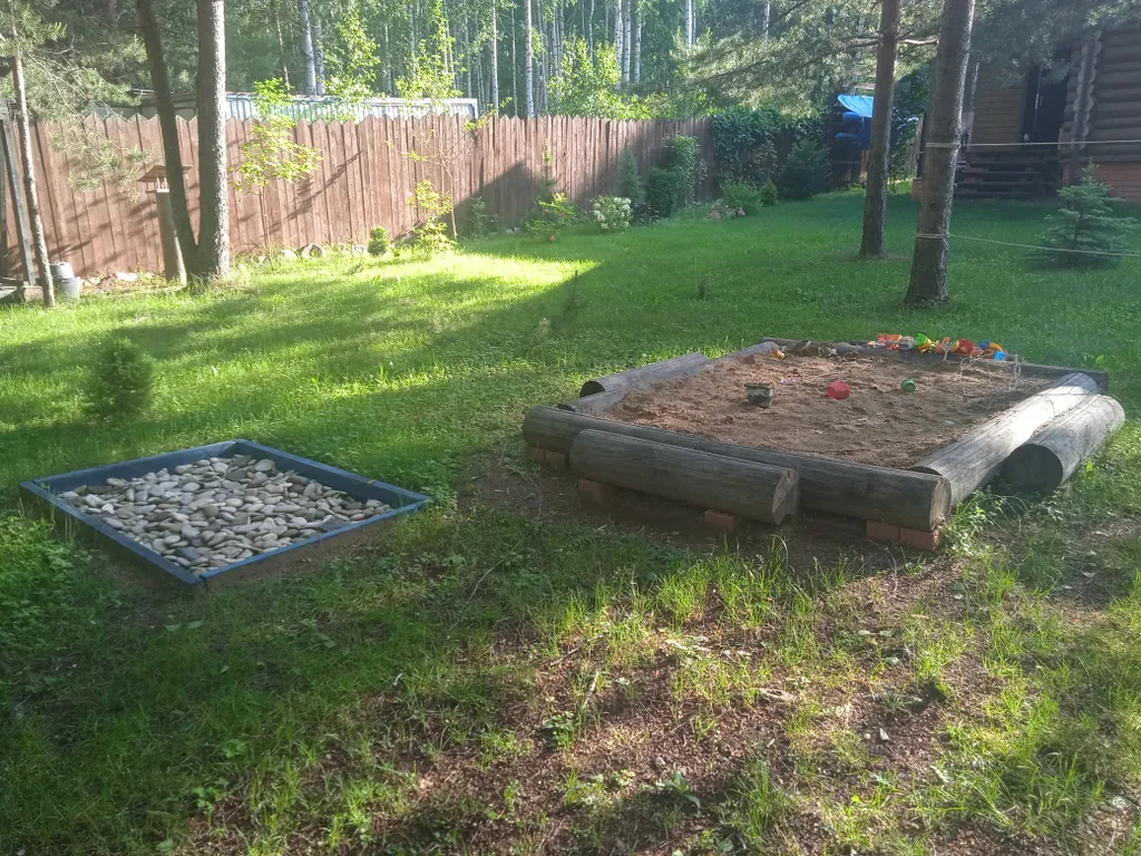 Дом с беседкой на берегу водохранилища