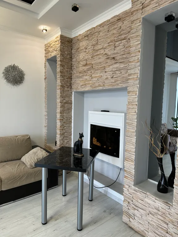 Красивая трёхкомнатная квартира в центре с видом на площадь