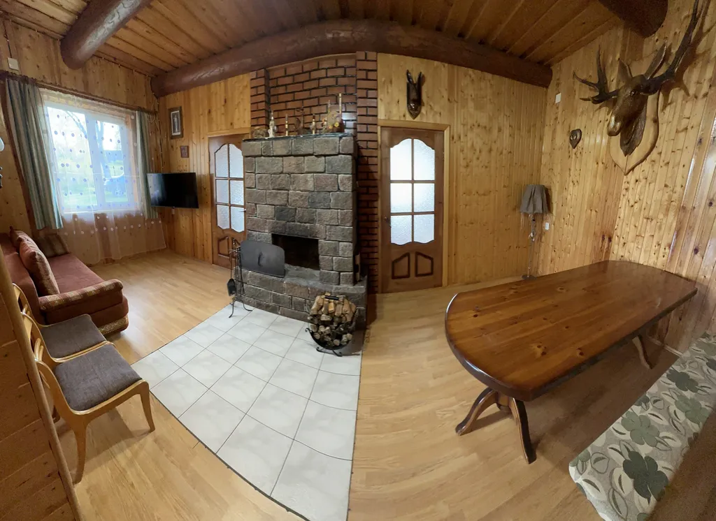 В большом доме 1/2 часть первого этажа