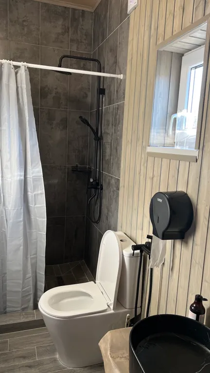 Вилла с бассейном на берегу реки