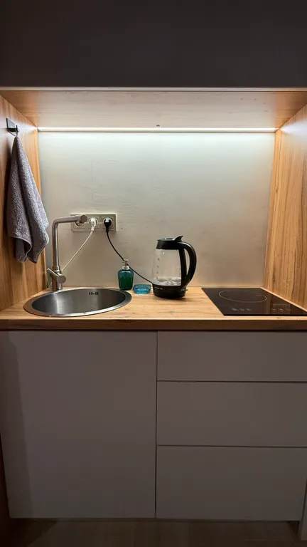 Квартира-студия с кипарисами за окном