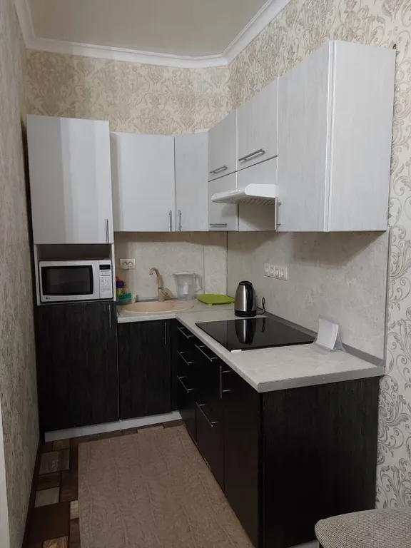 Квартира на банном, Родина