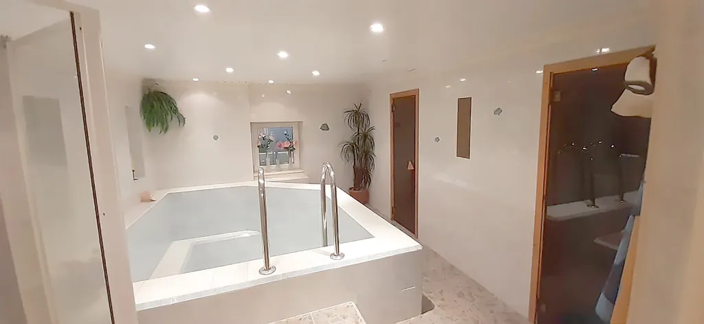 Стильный просторный таун-хаус, с сауной и гриль домиком на лужайке