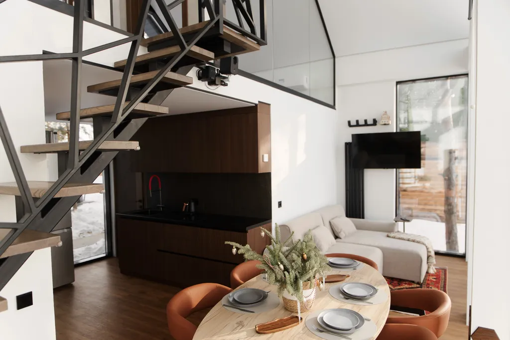 Современный дизайнерский дом с панорамным остеклением и видом на горы