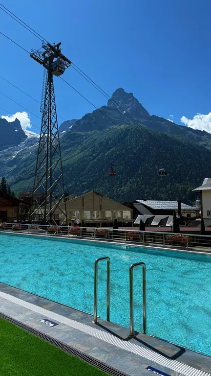 Уютный апартамент в центре с балконом и видом на горы лес