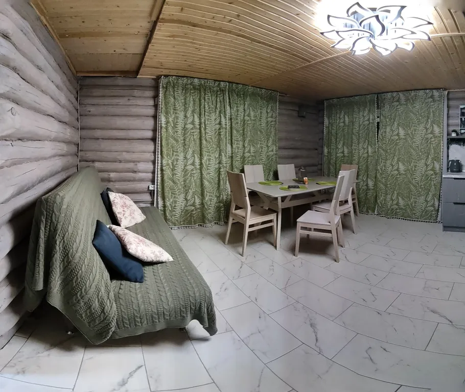 Дом Феникс в лесу