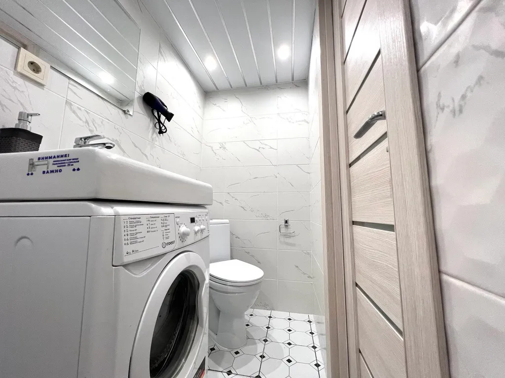 Стильная двухуровневая студия Оранж