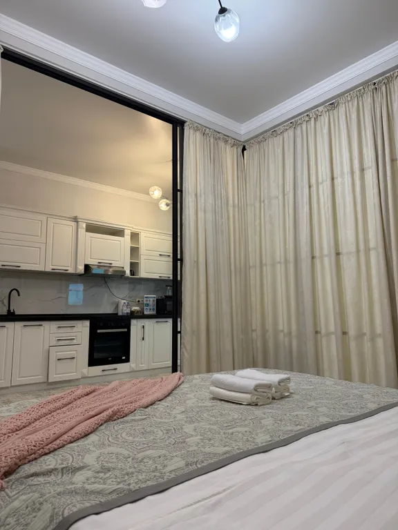 Витражные окна с красивым видом на город и новогодние салюты