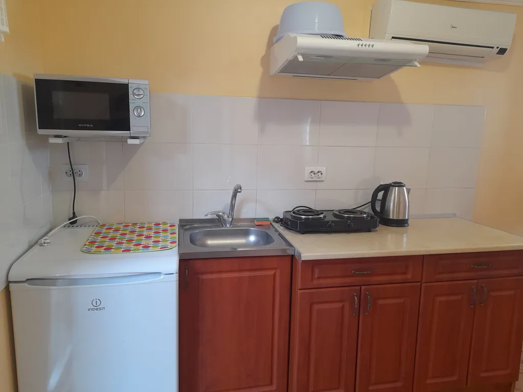 Уютная комната со стоянкой для автомобиля