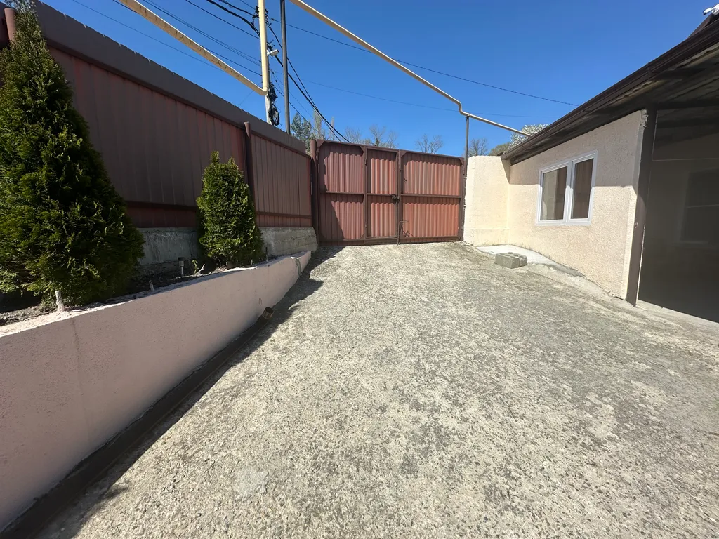 Уютная двухкомнатная квартира со своим двором