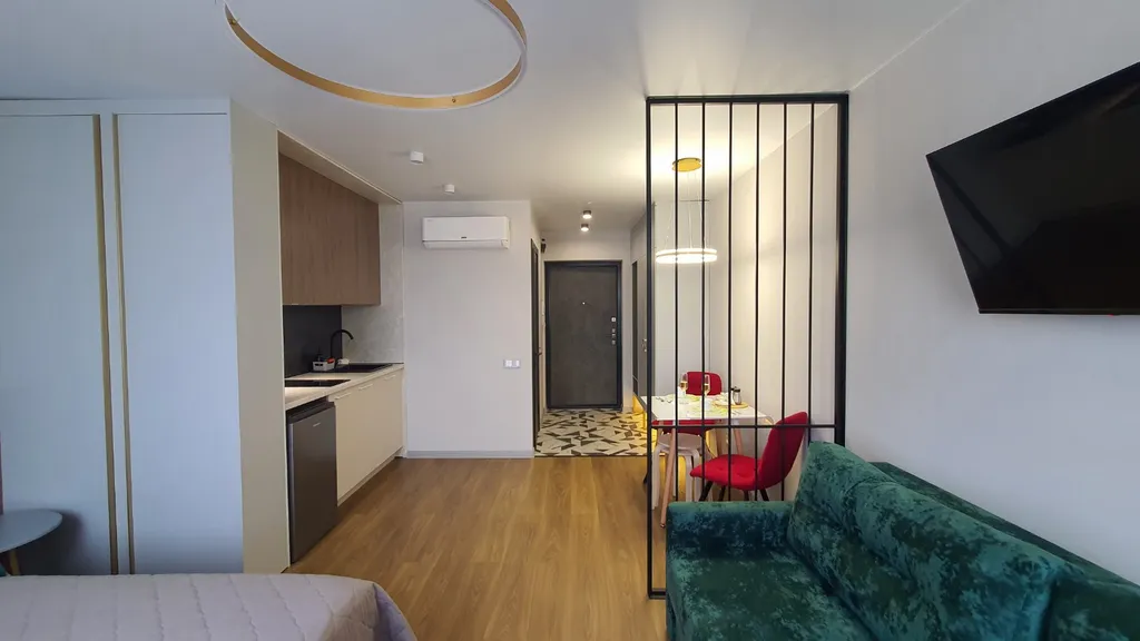 Уютная дизайнерская квартира с прекрасным видом из окна