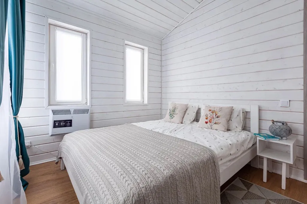 Современный дом с баней в лесу