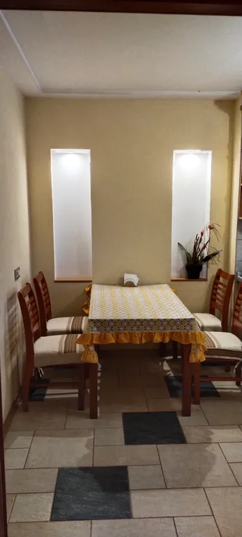 Просторная квартира с большим балконом, в центре города