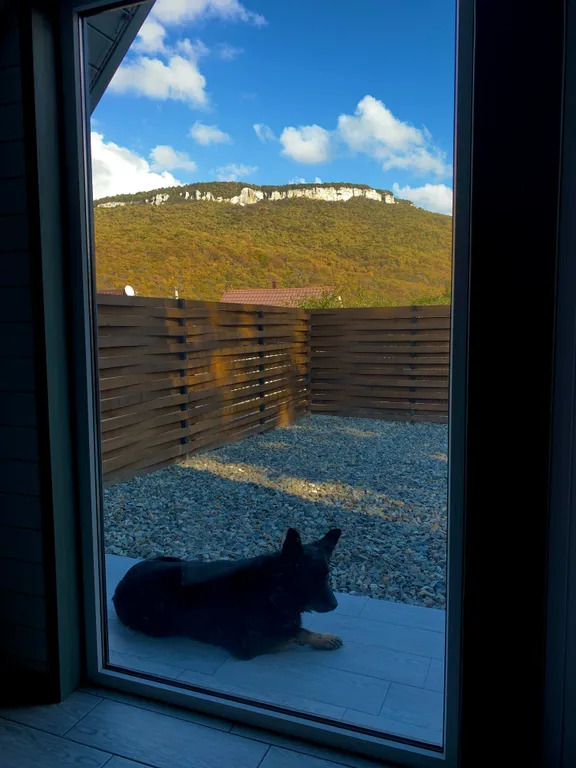 Отдельный домик а-фрейм с бассейном и видом на горы