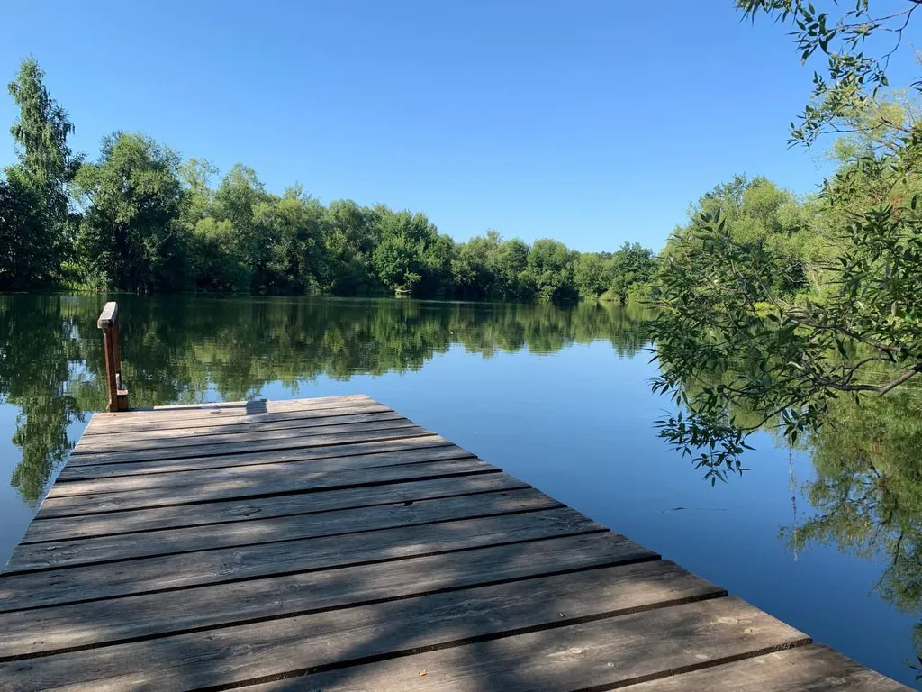 Дом Стрела на берегу водоема с баней и очагом