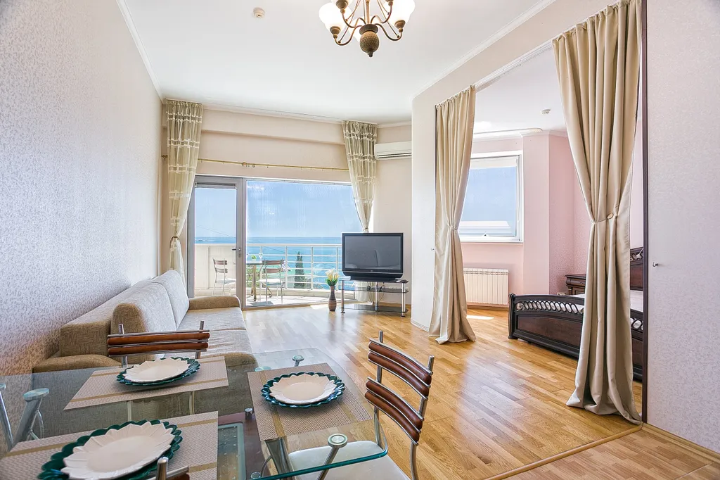 Видовая квартира возле пляжа — аренда посуточно в Ялта