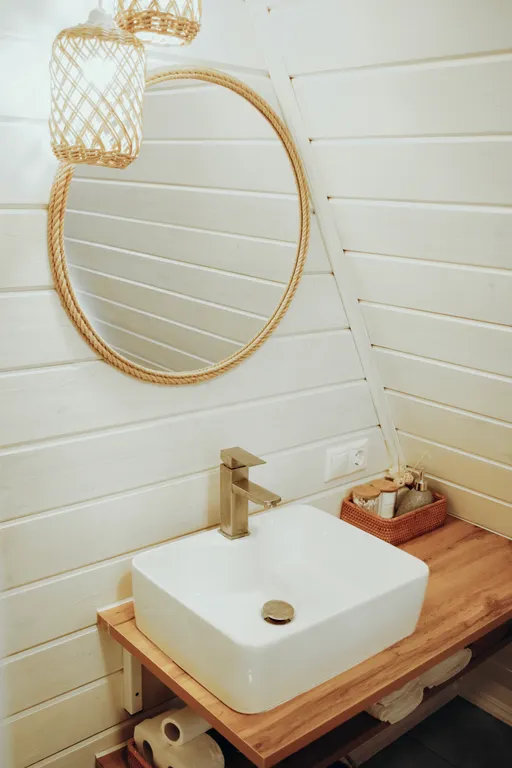 Треугольный дом на берегу озера